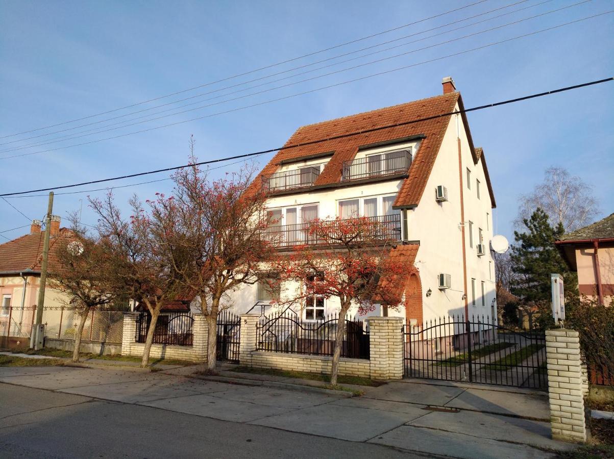 Szilvia Panzio Gyomaendrod Bed & Breakfast Екстериор снимка