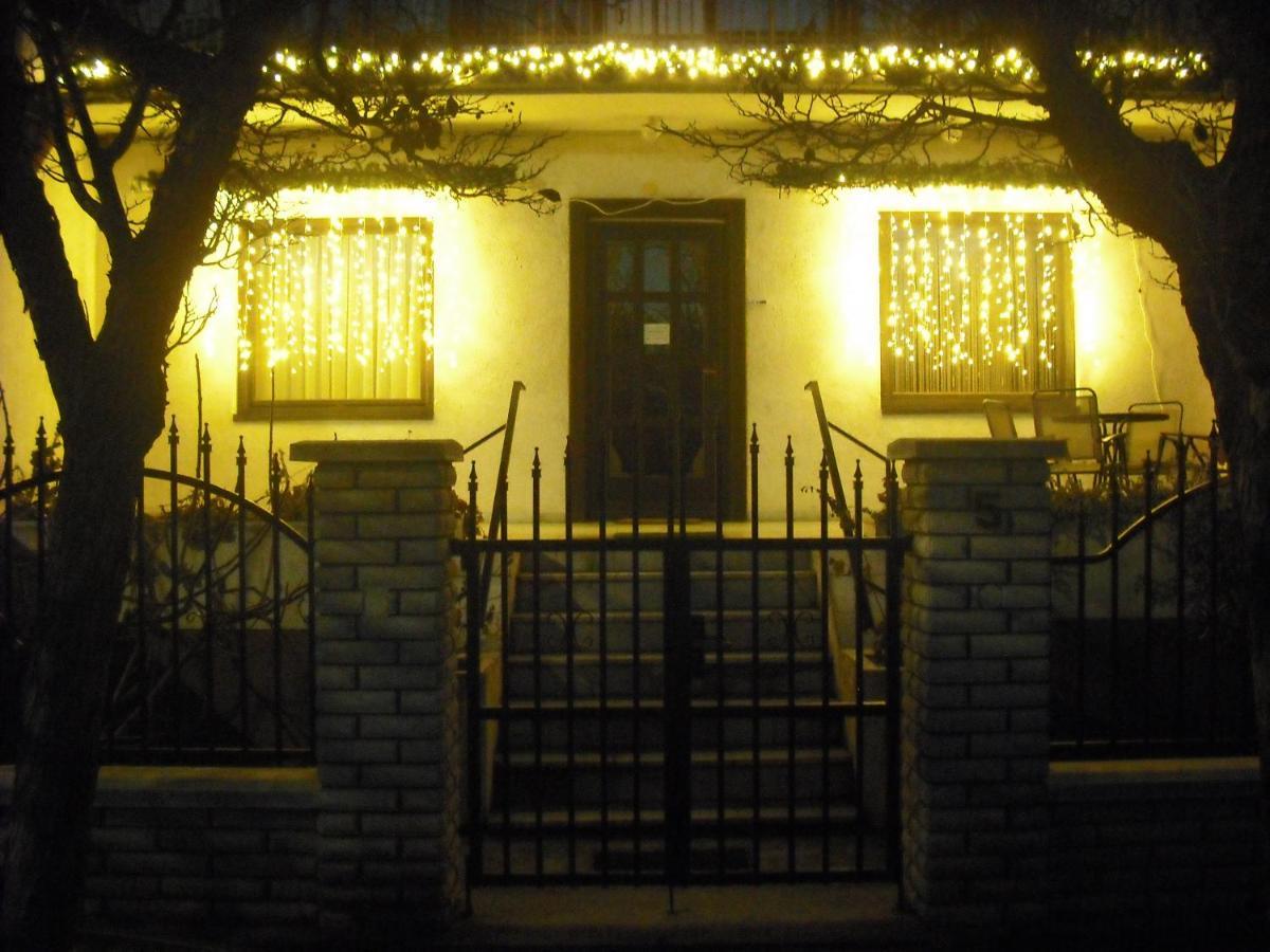 Szilvia Panzio Gyomaendrod Bed & Breakfast Екстериор снимка