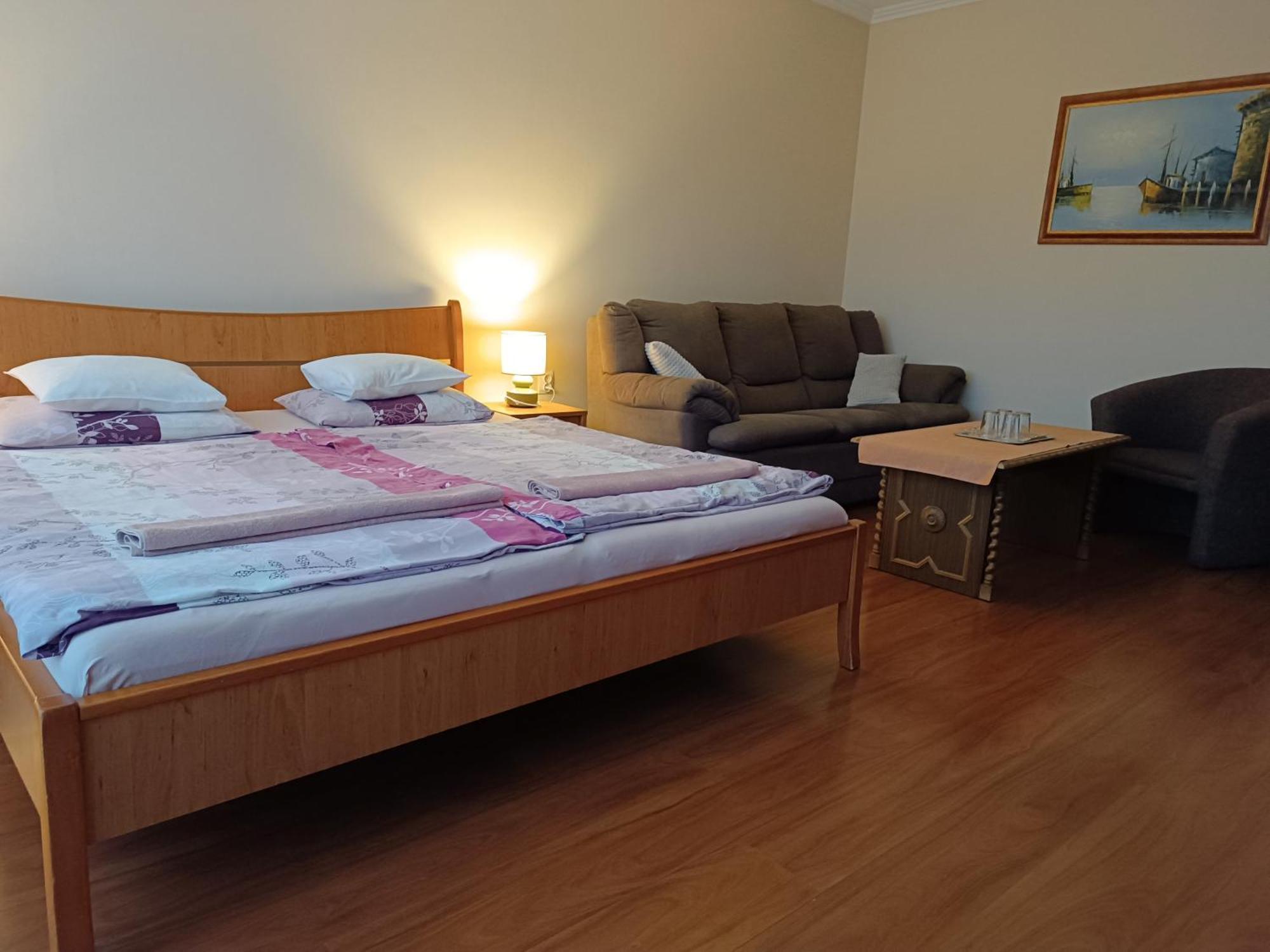 Szilvia Panzio Gyomaendrod Bed & Breakfast Екстериор снимка